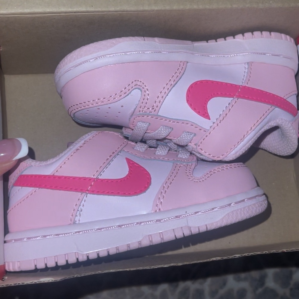 I’m selling toddler dunks size 5 color pink they are brand new still in box